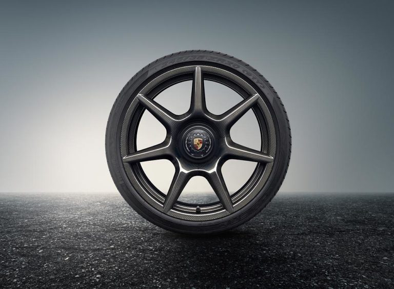 ASÍ ES LA IMPRESIONANTE NUEVA RUEDA DE FIBRA DE CARBONO TEJIDA CREADA POR PORSCHE