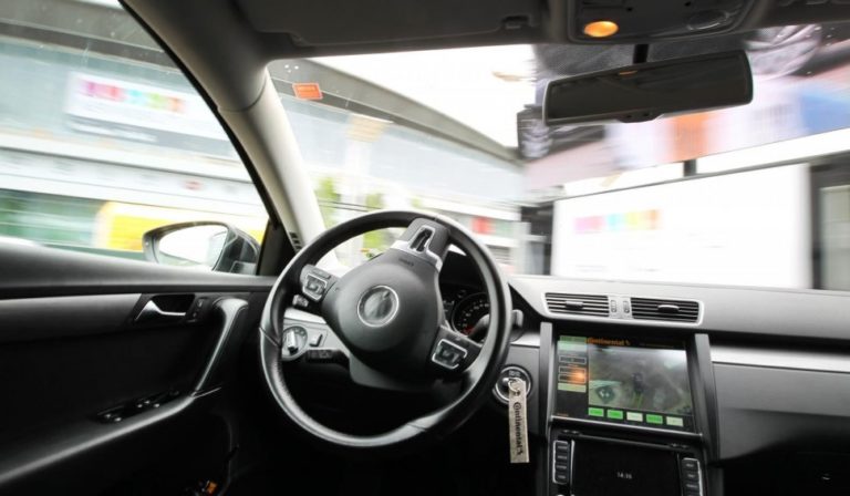 COCHES SIN CONDUCTOR GENERAN PERPLEJIDAD