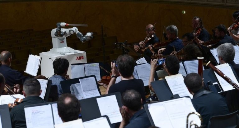 ROBOT ‘DIRECTOR DE ORQUESTA’ ROBÓ PROTAGONISMO A TENOR ANDREA BOCELLI