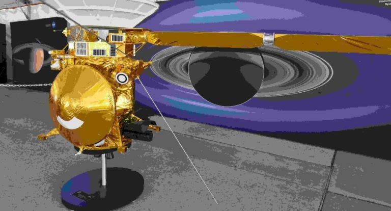 SONDA CASSINI DE LA NASA SE HACE PEDAZOS ENTRE LOS ANILLOS DE SATURNO