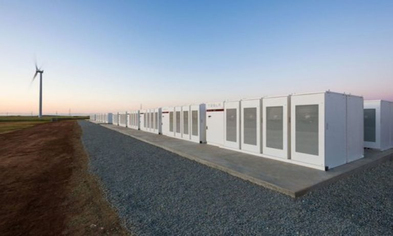 ELON MUSK PRESUME LA BATERÍA MÁS GRANDE DEL MUNDO