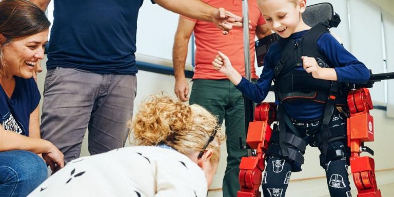 UN EXOESQUELETO HACE REAL EL SUEÑO DE CAMINAR DE UN NIÑO
