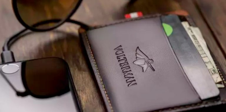 CREAN UNA CARTERA CON GPS, CÁMARA ANTIRROBO Y CARGADOR DE MÓVIL