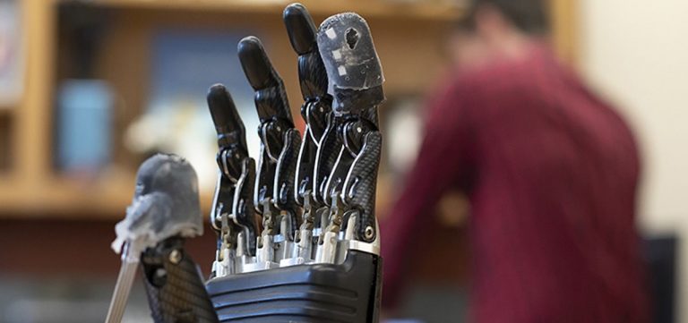 LA PIEL ELECTRÓNICA PERMITE SENTIR EL TACTO Y EL DOLOR A TRAVÉS DE LAS PRÓTESIS