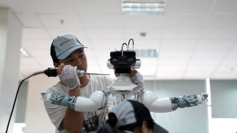 ASÍ SE CONSTRUYEN EN CHINA LOS ROBOTS QUE CUIDARÁN DE TUS HIJOS