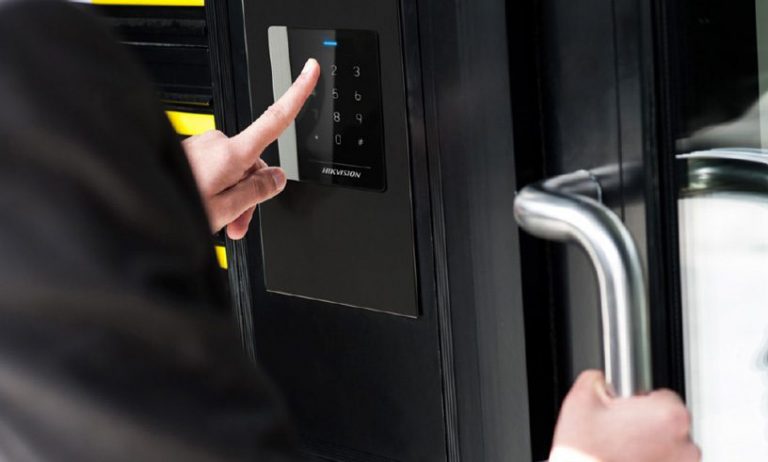 HIKVISION DE GIRA CON BANDERA DE INTELIGENCIA ARTIFICIAL