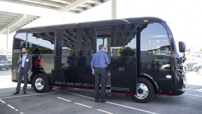 LOS AUTOS ELÉCTRICOS DEJAN UNA CIUDAD EN SILENCIO
