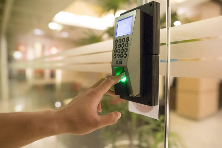 TECNOLOGÍA EN EL CONTROL DE ACCESOS