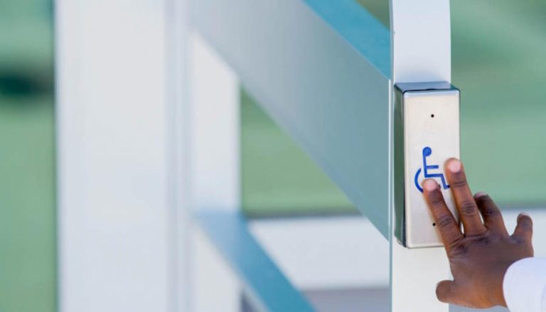 PUERTAS AUTOMÁTICAS PARA FACILITAR EL ACCESO A PERSONAS CON DISCAPACIDAD