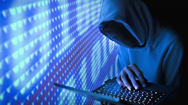 LOS «HACKERS» PUEDEN «ESCUCHAR» LO QUE TECLEAS: EL SORPRENDENTE PELIGRO DE LA PANTALLA TÁCTIL