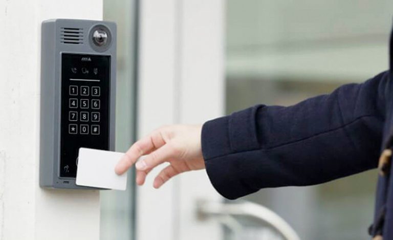 LECTOR DE TARJETA RFID, COMUNICACIÓN EN PUERTA Y VIDEOVIGILANCIA INTEGRADOS EN UN MISMO DISPOSITIVO