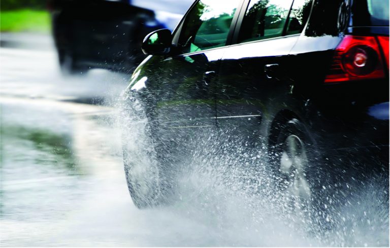¿SABES QUÉ CUIDADO TENER CON LOS NEUMÁTICOS EN ÉPOCA DE LLUVIA?