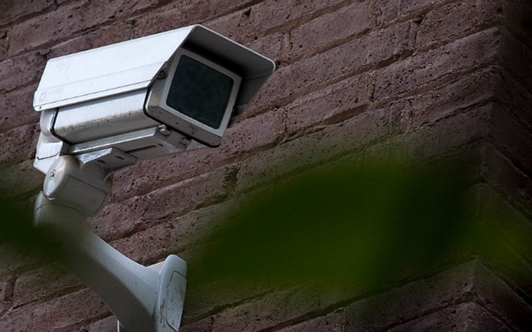 PARTES DE UNA CÁMARA DE VIDEOVIGILANCIA ANTIVANDÁLICA EXTERIOR