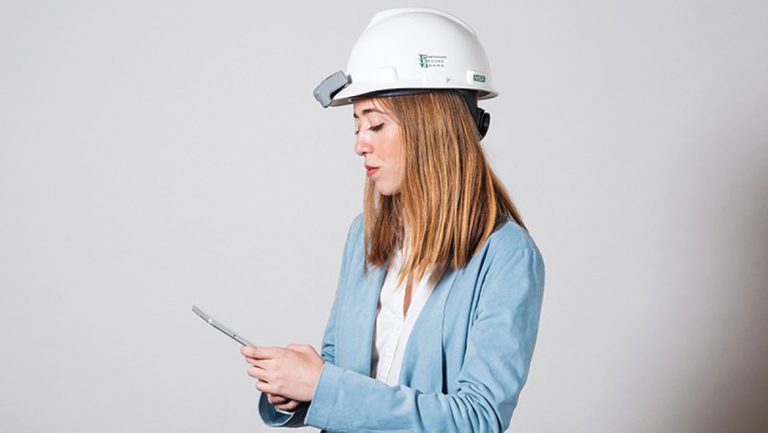 CASCOS INTELIGENTES MEJORAN SEGURIDAD DE OBRAS DE TREN