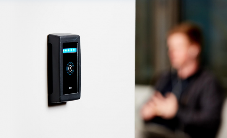 ESTA CERRADURA ELECTRÓNICA Y CONECTADA PERMITE LA GESTIÓN DEL CONTROL DE ACCESOS AUNQUE NO TENGAMOS ACCESO A LA RED DE DATOS