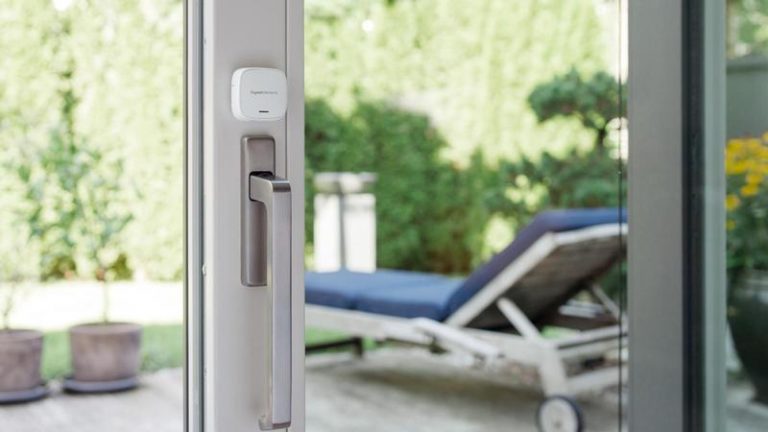 UN COMPLETO SISTEMA DE SEGURIDAD PARA EL HOGAR COMPUESTO POR SENSORES, ALARMA Y CÁMARA DE VIGILANCIA