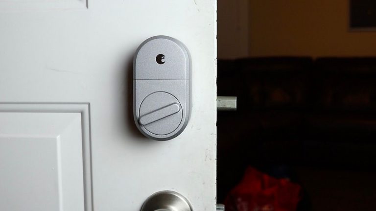 CERRADURA CONECTADA CON FUNCIONES DE BLOQUEO Y DESBLOQUEO AUTOMÁTICO PARA UN MAYOR CONTROL EN LOS ACCESOS