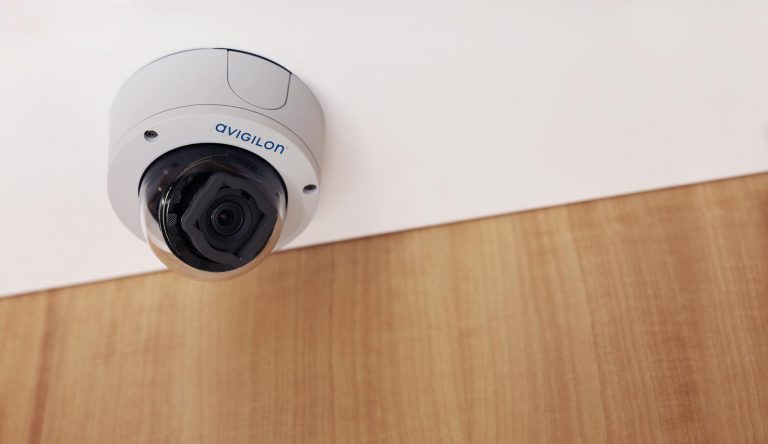 AVIGILON H5M: CÁMARA DE EXTERIOR CON IA Y DETECCIÓN DE MOVIMIENTO