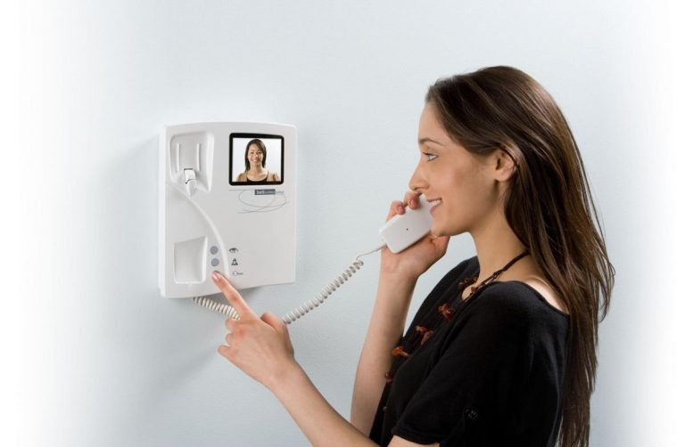 SOLUCIÓN DE ACCESO CONECTADO COMPATIBLE CON VIDEOPORTEROS Y VIDEOCÁMARAS PARA LA AUTOMATIZACIÓN DE PUERTAS