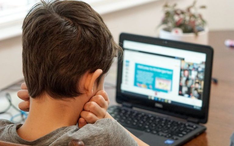 FALTA DE CIBERSEGURIDAD POR CLASES EN LÍNEA PREOCUPA A PADRES DE FAMILIA