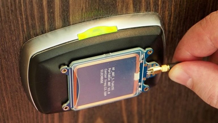 HACKERS PUEDEN CLONAR LAS LLAVES CON SOLO ESCUCHARLAS CON UN TELÉFONO