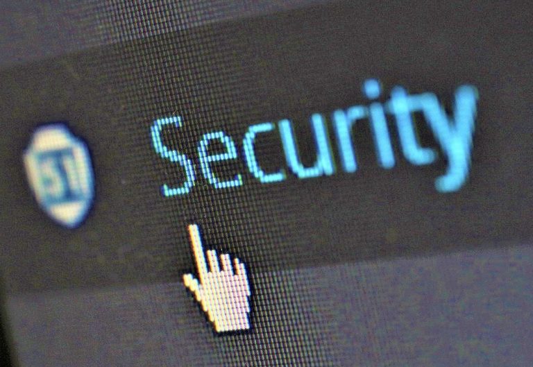 ¿CÓMO MANTENGO LA SEGURIDAD DE LA PÁGINA WEB DE MI DESPACHO?