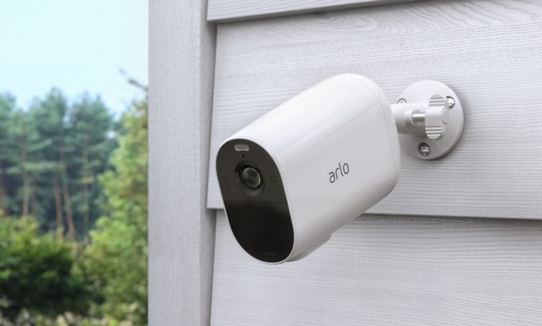 ARLO ESSENTIAL XL SPOTLIGHT: ESTA CÁMARA DE VIGILANCIA OFRECE UNA AUTONOMÍA DE UN AÑO SIN TENER QUE VOLVER A CARGARLA
