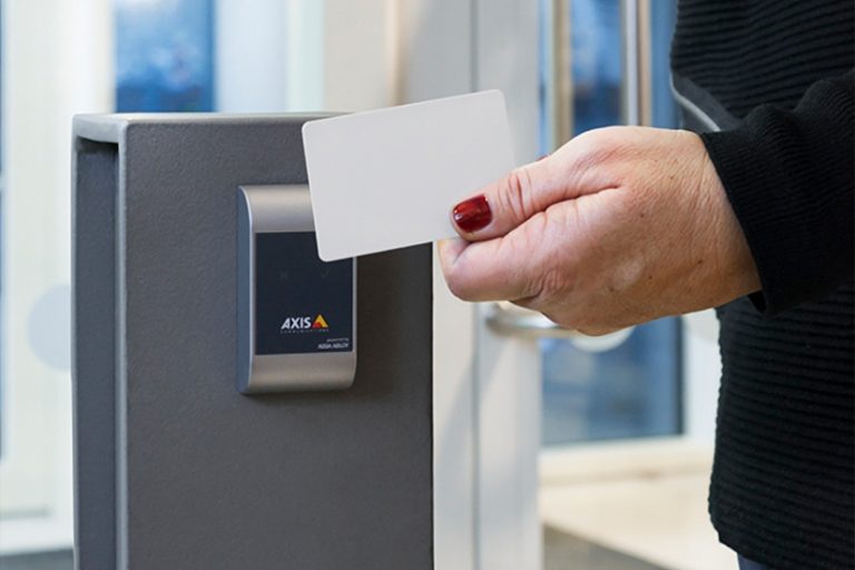 CONTROLES DE ACCESO SIN CONTACTO FÍSICO, UNA PROPUESTA INTELIGENTE DE AXIS PARA LA REACTIVACIÓN