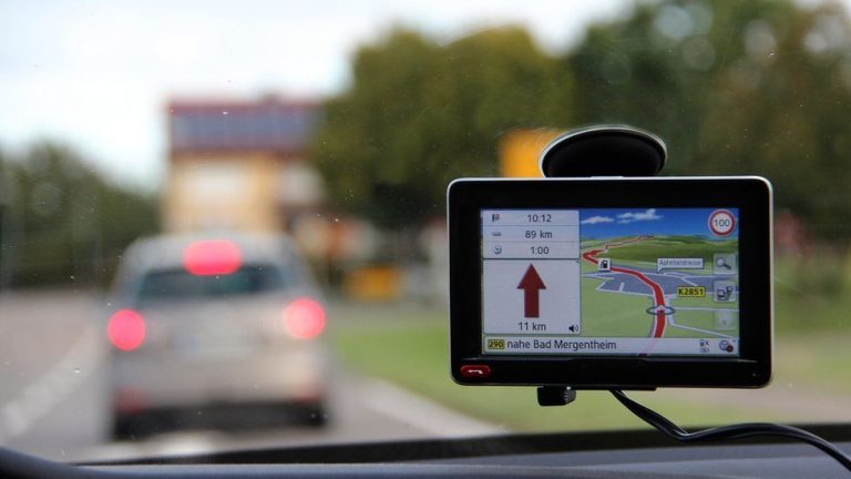 LOS TRES MEJORES LOCALIZADORES GPS PARA TU AUTO
