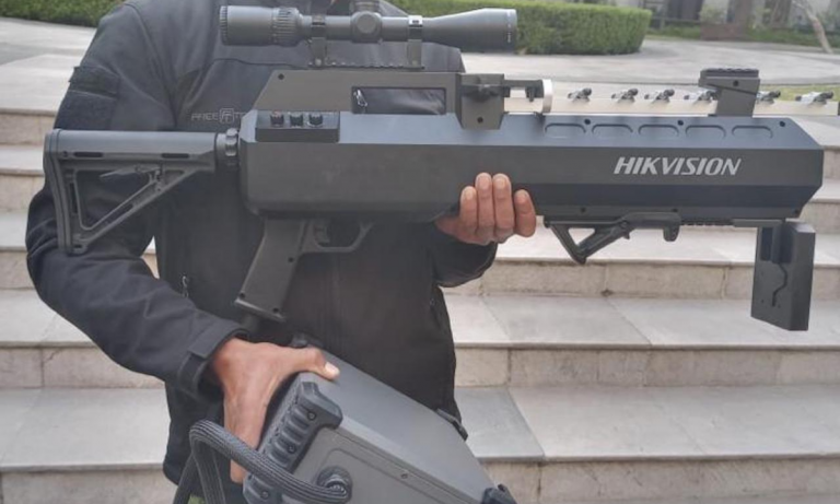 RIFLES CAZADRONES APARECEN EN PALACIO NACIONAL DURANTE MARCHA FEMINISTA