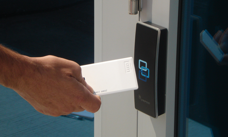 ADITEL UN TERMINAL DE CONTROL DE ACCESO PARA UNA O DOS PUERTAS