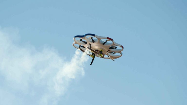 DRONES SIEMBRAN NUBES CON CARGA ELÉCTRICA PARA QUE LLUEVA
