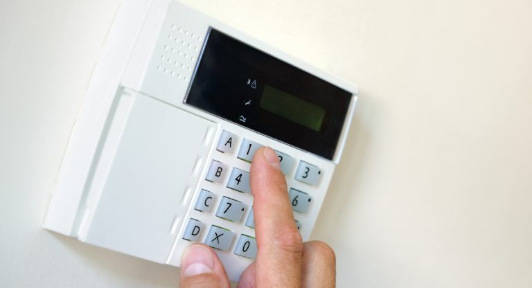 OPERADORES DE TELECOMUNICACIONES, SEGURIDAD Y ALARMAS