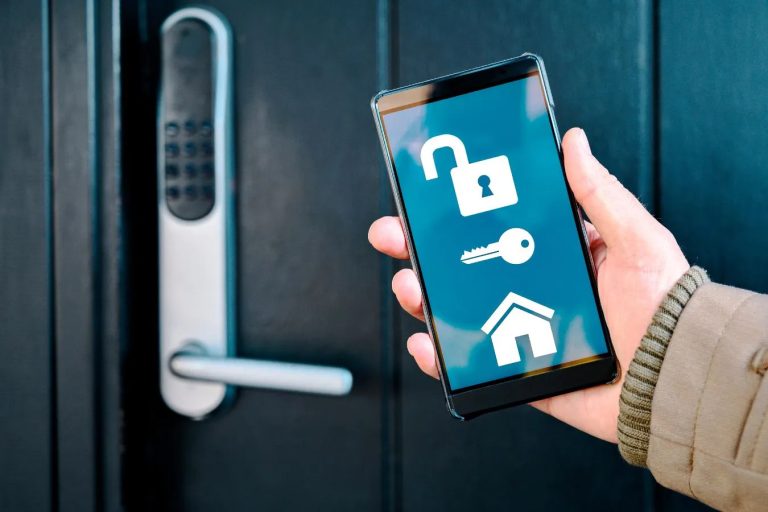 ¿ES “INTELIGENTE” INSTALAR UNA CERRADURA ELECTRÓNICA EN TU CASA?